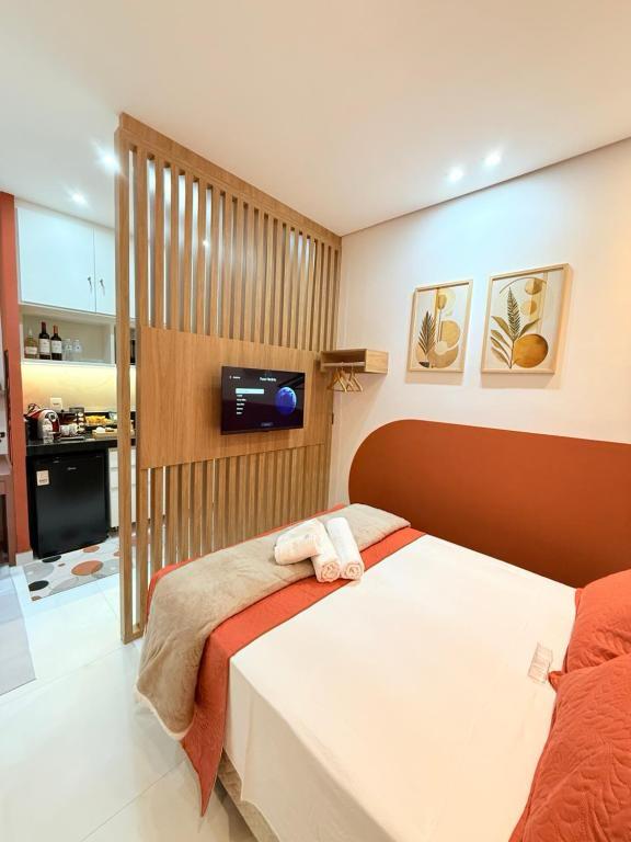 Cama de casal com painel de madeira ripada