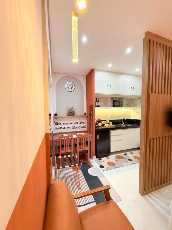 Sala e cozinha integradas com detalhes em terracota