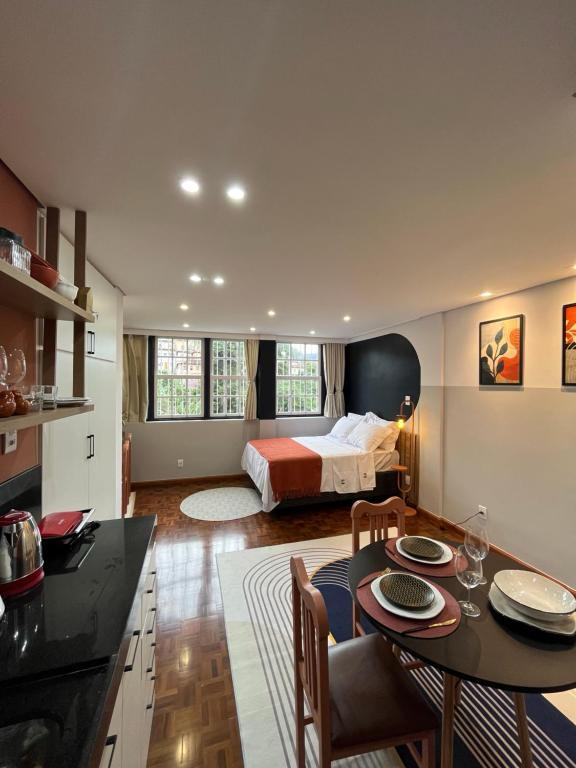 Studio amplo com piso de madeira