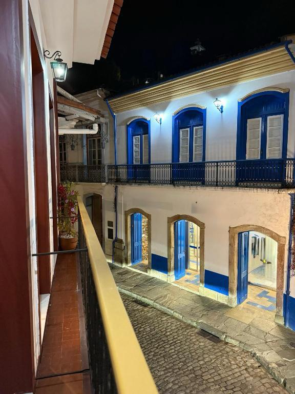 Casario colonial iluminado no Centro Histórico de Ouro Preto
