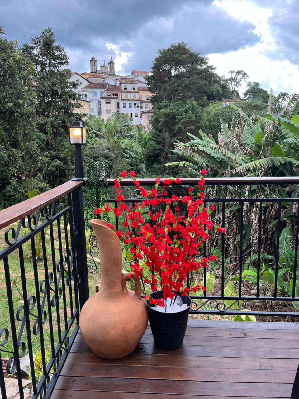 Varanda da Suíte Horto II com vista para as igrejas do Centro Histórico de Ouro Preto